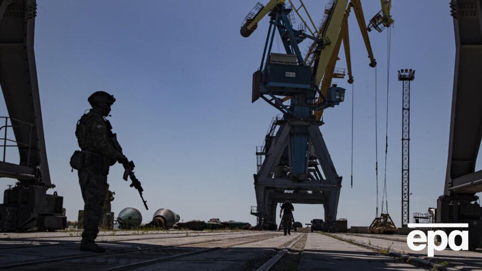 Оккупанты, согласно сообщению Андрющенко, готовятся вывозить из Мариуполя украденное зерно