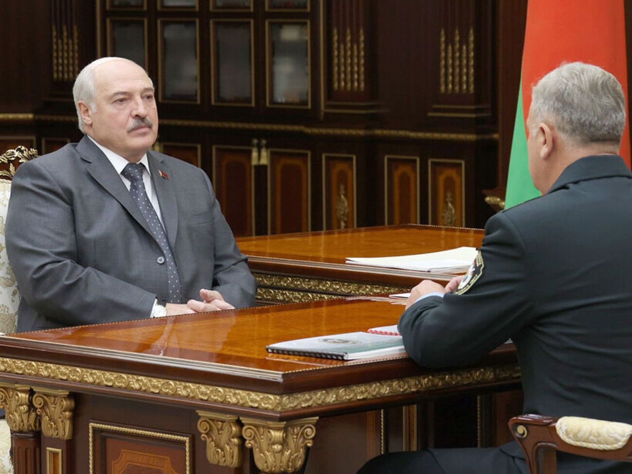 25 июля Лукашенко (слева) принял доклад начальника Госинспекции охраны животного и растительного мира Тертеля