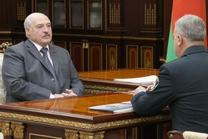 25 июля Лукашенко (слева) принял доклад начальника Госинспекции охраны животного и растительного мира Тертеля