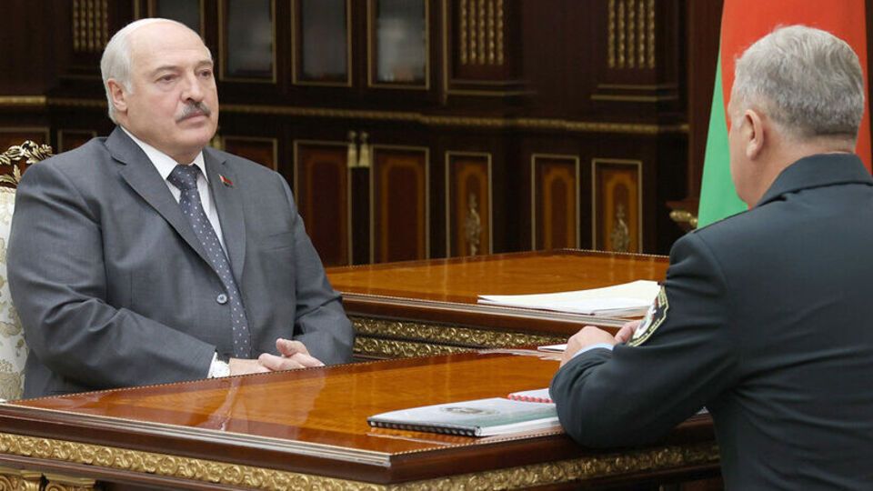 25 июля Лукашенко (слева) принял доклад начальника Госинспекции охраны животного и растительного мира Тертеля