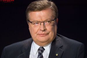 Грищенко был главой МИД в правительстве, которое возглавлял Азаров. По данным следствия, он, а также Лавринович одобрили Харьковские соглашения без фактического рассмотрения и без замечаний