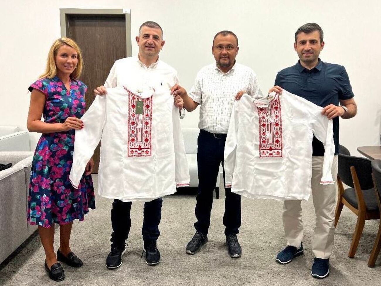 Создатели Bayraktar Халук и Селчук Байрактары первыми получили такие вышиванки