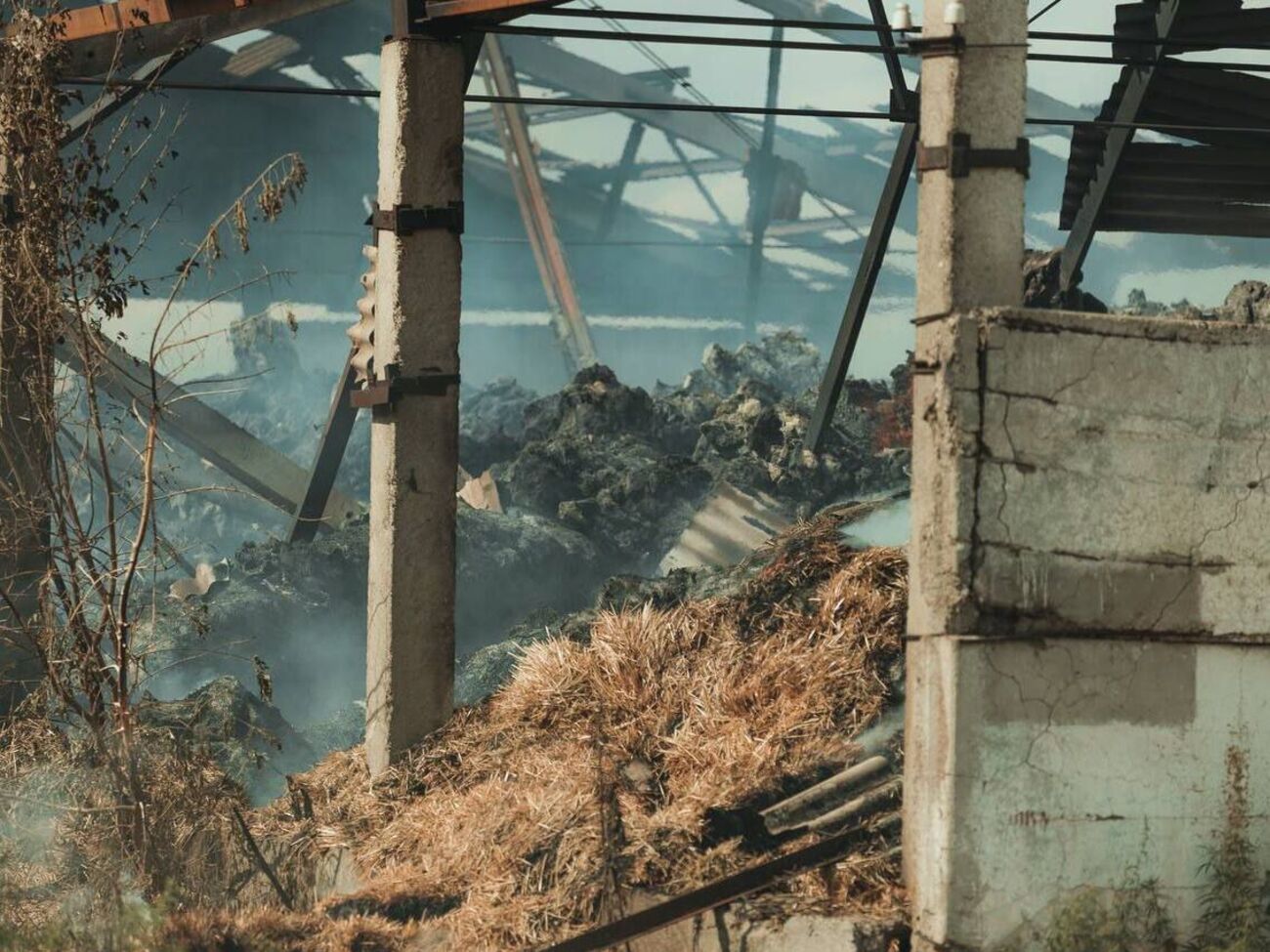 Після влучання ракет в ангарах спалахнула пожежа