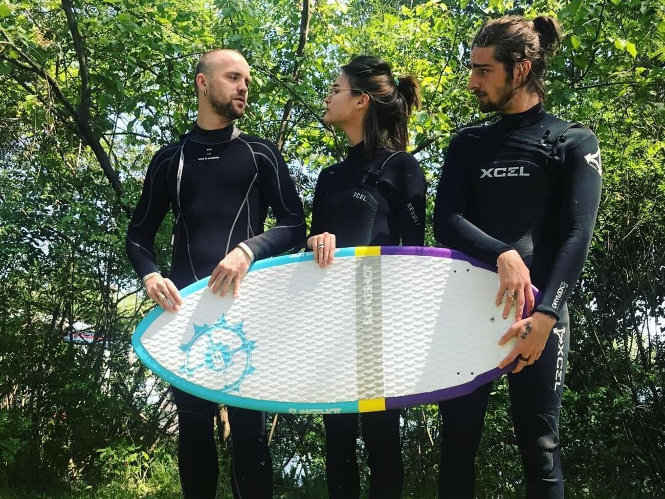 Кацурін (ліворуч) має стосунки із дружиною Dantes, а він натякає на роман із дружиною Кацуріна (у центрі)