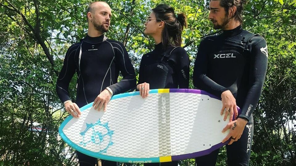 Кацурін (ліворуч) має стосунки із дружиною Dantes, а він натякає на роман із дружиною Кацуріна (у центрі)