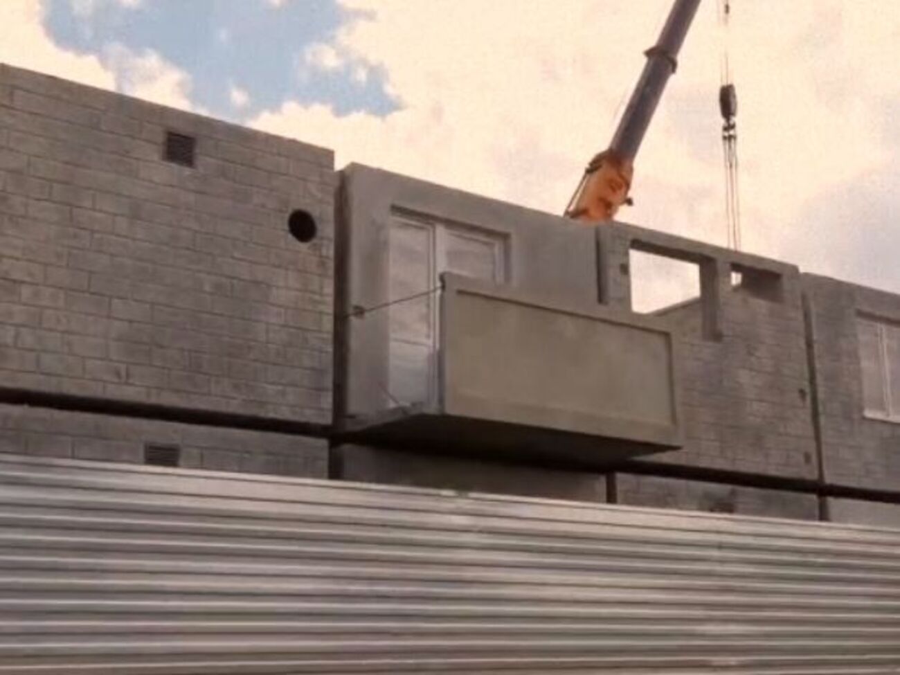 За інформацією радника мера, будинки розраховані "одна клітина на одну родину"