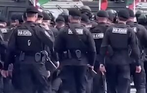 На спине чеченских силовиков были надписи: "На Киев"