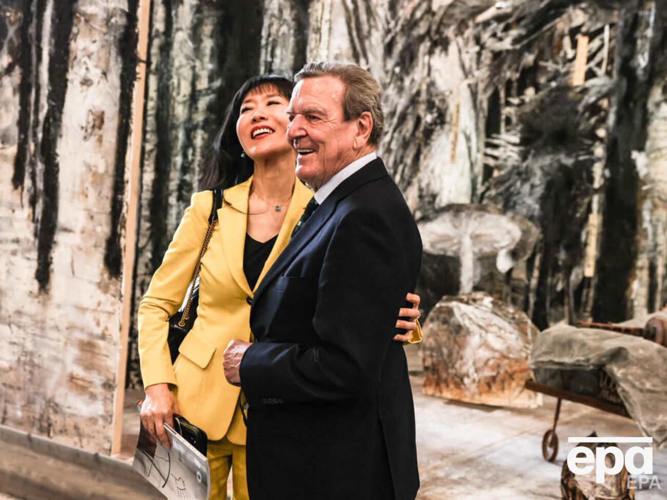 Дружина Шредера спростувала його слова, що він у "відпустці"