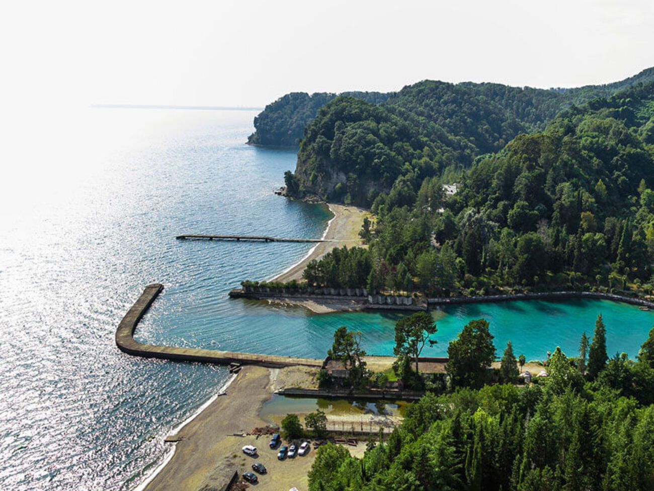 По договору РФ переходят 186 га земли с реликтовым сосновым парком и все сооружения на них, а также 115 га акватории Черного моря