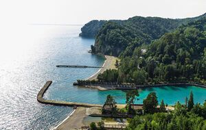 По договору РФ переходят 186 га земли с реликтовым сосновым парком и все сооружения на них, а также 115 га акватории Черного моря