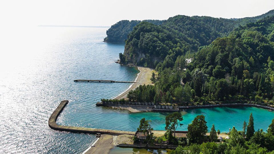 По договору РФ переходят 186 га земли с реликтовым сосновым парком и все сооружения на них, а также 115 га акватории Черного моря