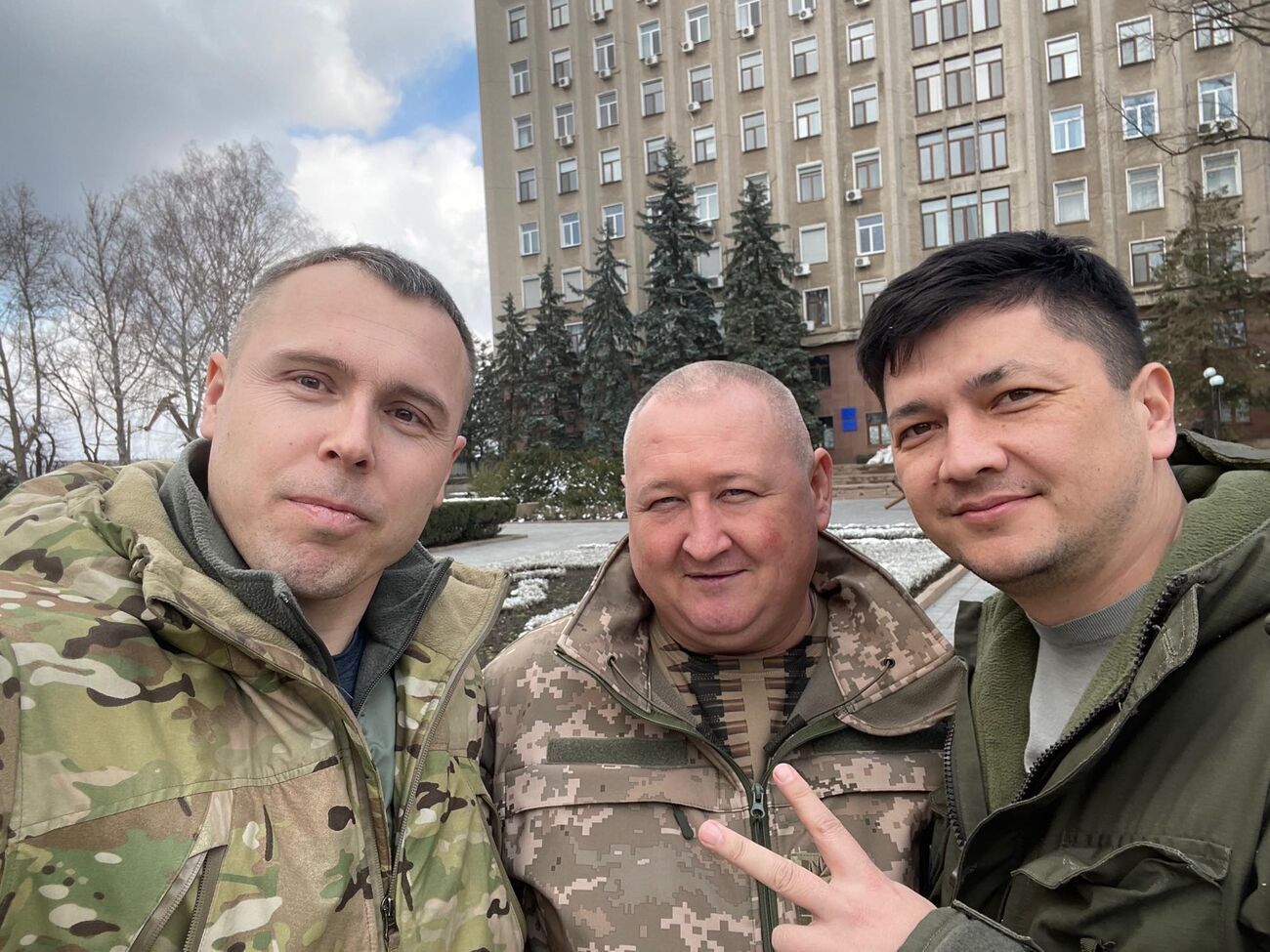 Генерал-майор Марченко (в центрі) повертається до Миколаєва для "посилення взаємодії військової адміністрації та Збройних сил". На фото &ndash; з народним депутатом від "Голосу" Романом Костенком і Кімом