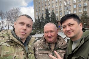 Генерал-майор Марченко (в центре) возвращается в Николаев для "усиления взаимодействия военной администрации и Вооруженных сил". На фото – с народным депутатом от "Голоса" Романом Костенко и Кимом