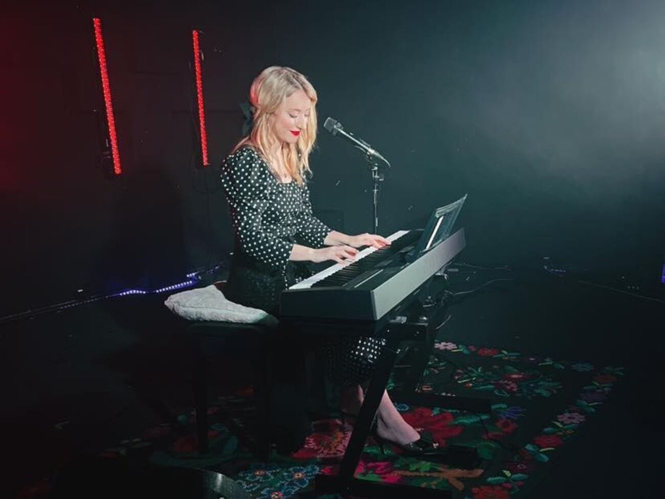 Заюшкина:&nbsp;Привезла из дома на концерты домотканый ковер, выступаю на нем