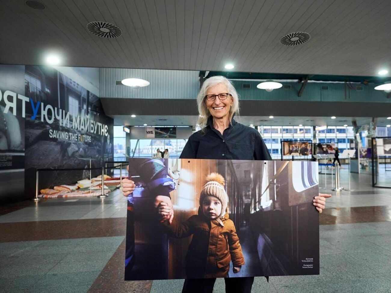 Лейбовиц получила в подарок от "Укрзалізниці" репродукцию картины, которая произвела на нее самое большое впечатление на выставке "Спасая будущее"