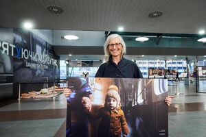 Лейбовиц получила в подарок от "Укрзалізниці" репродукцию картины, которая произвела на нее самое большое впечатление на выставке "Спасая будущее"