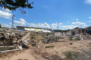 На території навчально-спортивного центру "Чернігів" знищено трибуни, пошкоджено покриття футбольного поля, зазначив Гутцайт