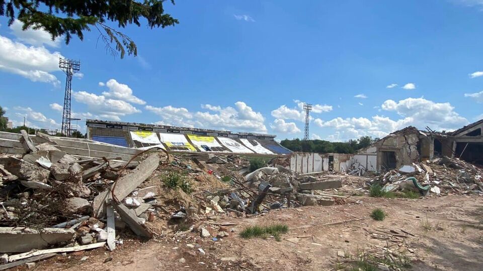 На території навчально-спортивного центру "Чернігів" знищено трибуни, пошкоджено покриття футбольного поля, зазначив Гутцайт