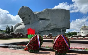 Пушилін із російською делегацією залишив квіти біля меморіалу "Брестська фортеця"