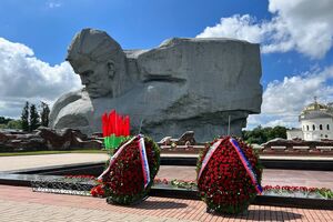 Пушилин с российской делегацией оставил цветы возле мемориала "Брестская крепость"