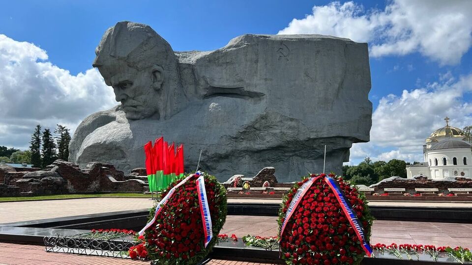 Пушилин с российской делегацией оставил цветы возле мемориала "Брестская крепость"