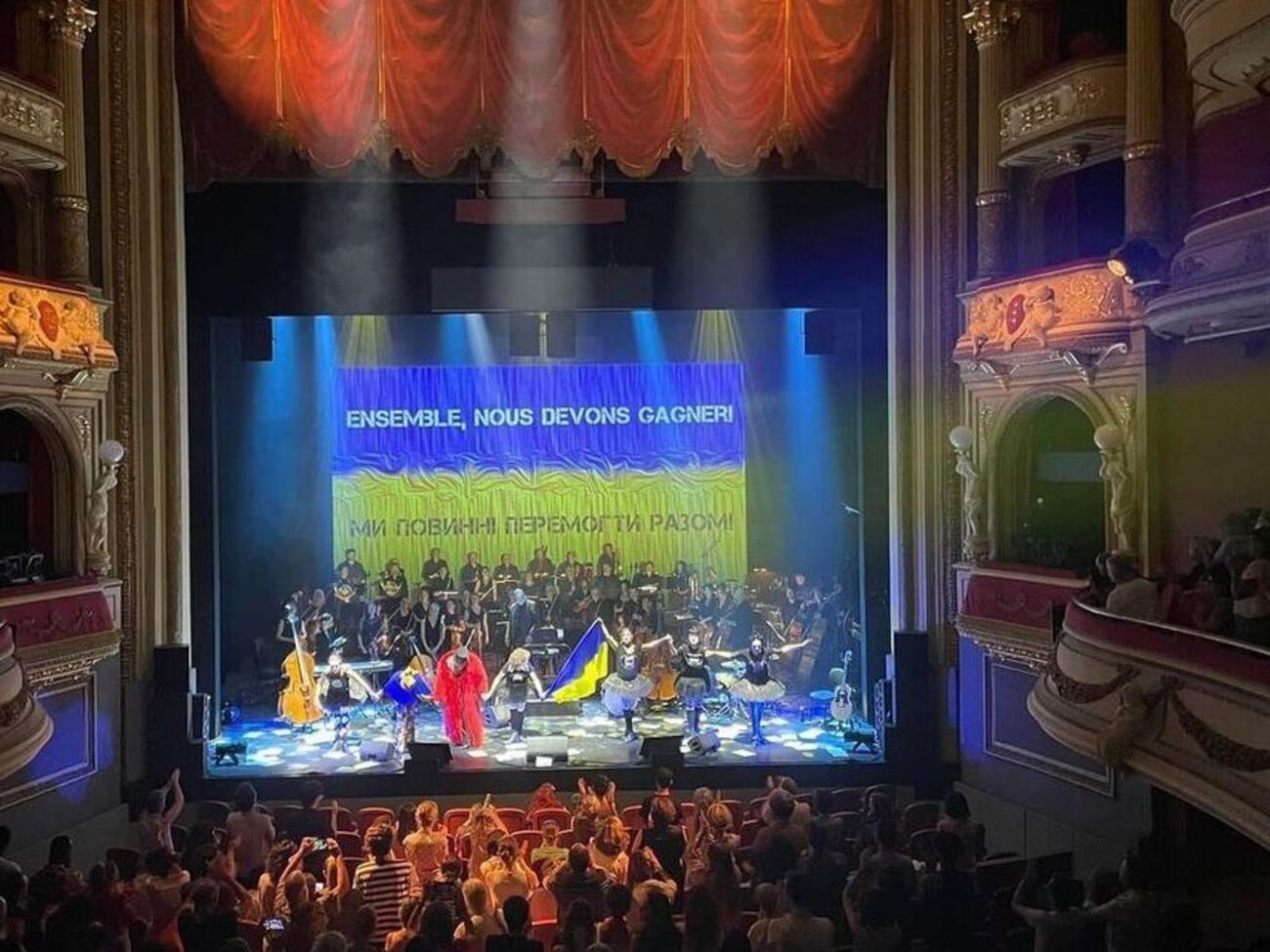 Dakh Daughters&nbsp;выступали на сцене с украинским флагом с надписью: "Мы должны победить вместе"