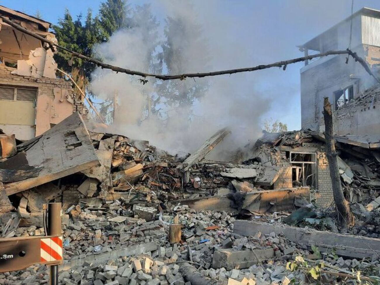Уже відомо про руйнування обстрілом житлових будинків у Чугуєві, інформацію про постраждалих уточнюють