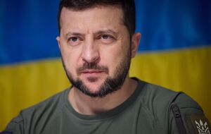 Украину объединяют три государственных символа: флаг, герб и гимн, отметил Зеленский