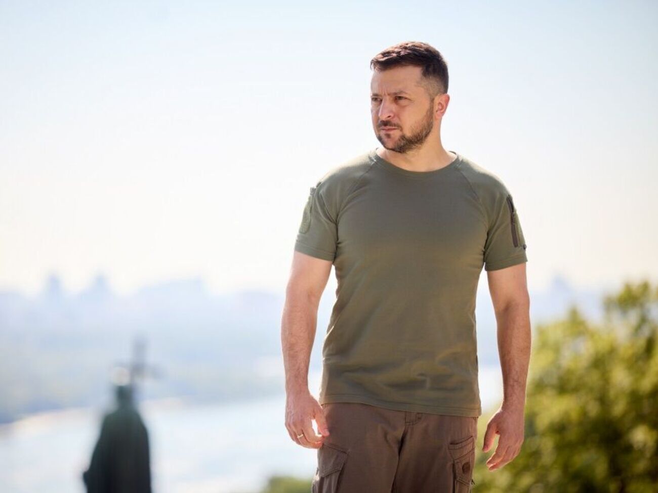 Украинцы защищают свою государственность с оружием в руках 155 дней подряд, отметил Зеленский