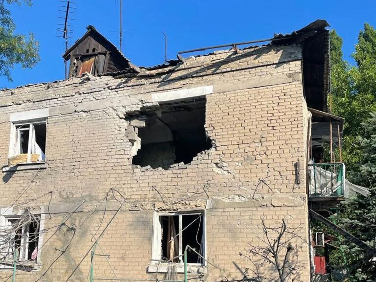 Оккупанты продолжают разрушать дома и убивать людей на Донбассе
