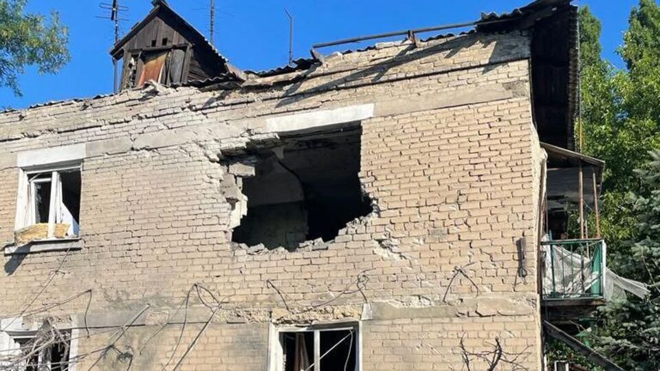 Окупанти й далі руйнують будинки й убивають людей на Донбасі