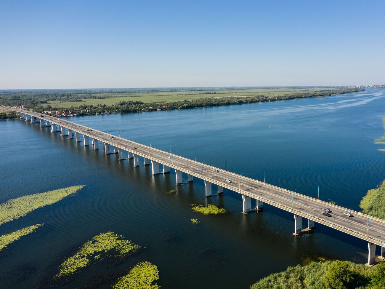 По словам главы Херсонской ОВА Дмитрия Бутрия, Антоновский мост после ударов ВСУ не разрушен, но проезд по нему невозможен