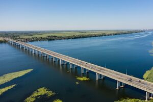 По словам главы Херсонской ОВА Дмитрия Бутрия, Антоновский мост после ударов ВСУ не разрушен, но проезд по нему невозможен