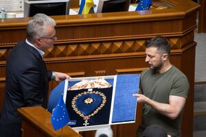 Науседа вручил награду Зеленскому на заседании Рады