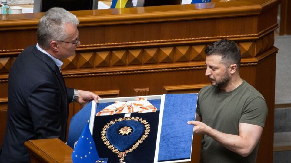 Науседа вручил награду Зеленскому на заседании Рады