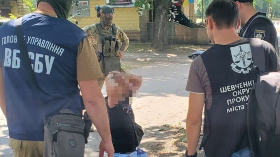 СБУ затримала виробника фальшивих документів на гарячому, коли той забирав другу виплату за готовий паспорт