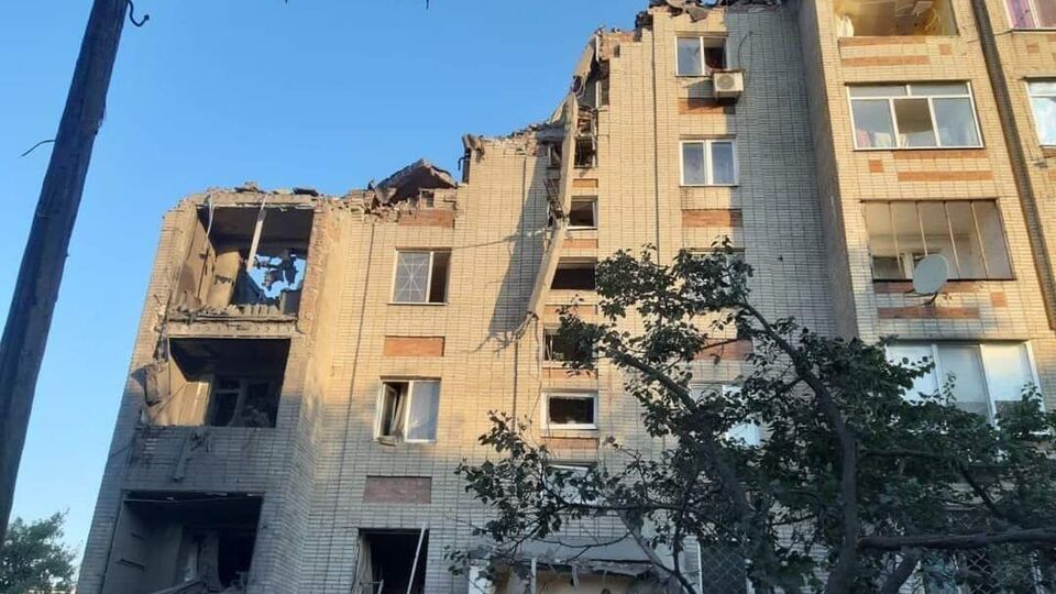 Унаслідок обстрілу Торецька частково обвалилася п'ятиповерхівка