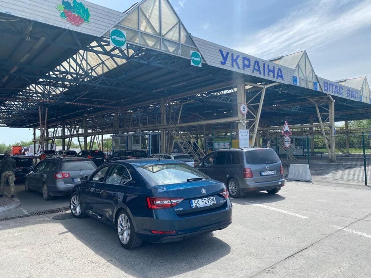 Это уже третья петиция с просьбой разрешить выезд мужчинам