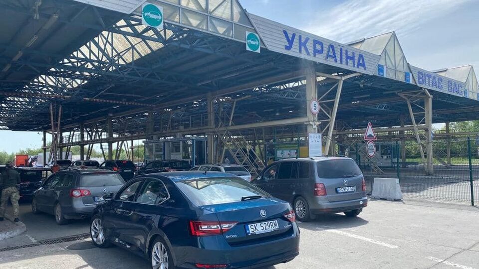 Це вже третя петиція з проханням дозволити виїзд чоловікам