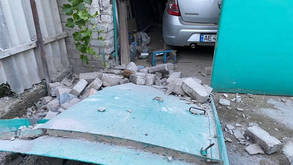 Унаслідок обстрілів пошкоджено шість приватних будинків та господарчі споруди