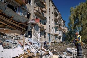 У місті пошкоджено вісім багатоповерхівок, 13 приватних будинків і три розважальні центри