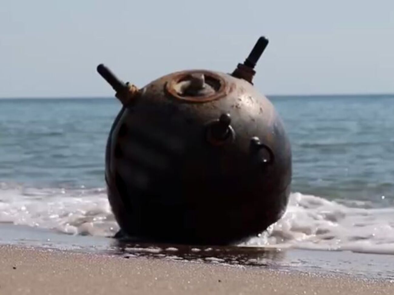 В результате взрыва судно получило пробоину ниже ватерлинии