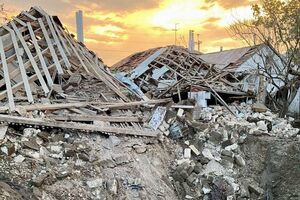 Один из снарядов попал во двор частного дома