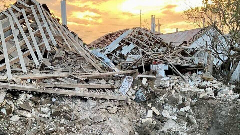 Один из снарядов попал во двор частного дома