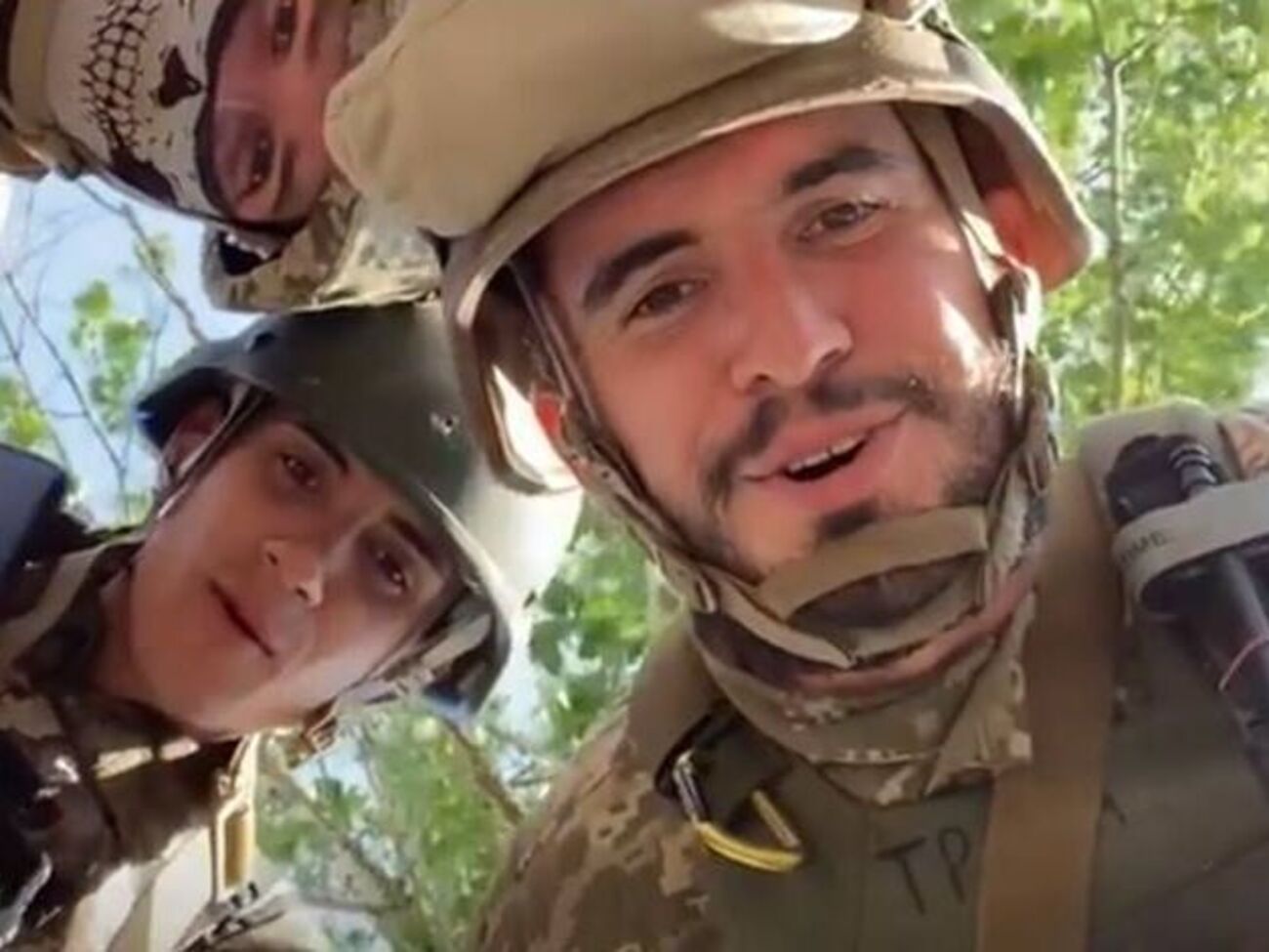 Українські захисники: Хлопці, дивіться, яка гарна дівчина