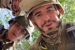 Українські захисники: Хлопці, дивіться, яка гарна дівчина