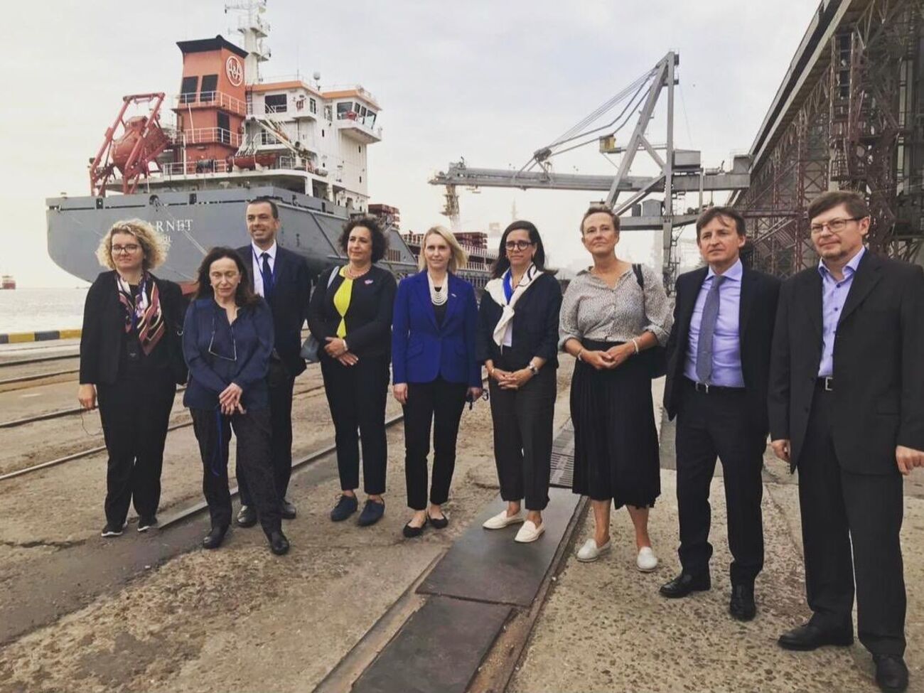 Сіммонс опублікувала спільне з послами G7 в Україні фото в Одесі