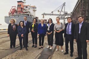 Сіммонс опублікувала спільне з послами G7 в Україні фото в Одесі
