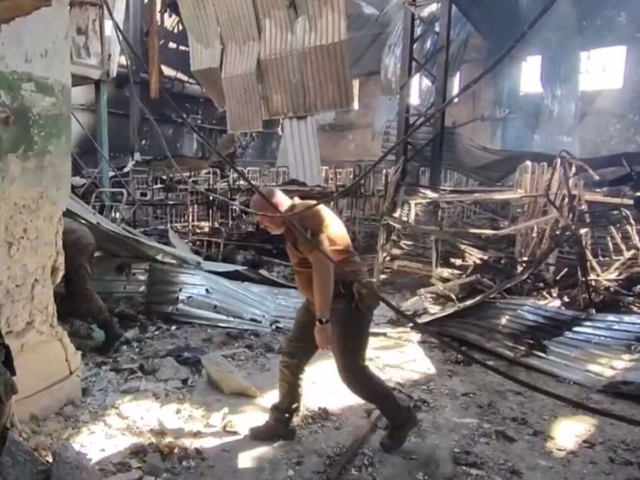Пропагандисти поширюють відео, зняте в розбомбленому бараку. За інформацією "Української правди", полонених воїнів перевели туди за кілька днів до обстрілу