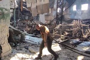 Пропагандисти поширюють відео, зняте в розбомбленому бараку. За інформацією "Української правди", полонених воїнів перевели туди за кілька днів до обстрілу